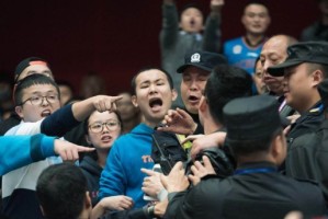  马赛德比战双方球迷爆发冲突  