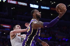 NBA季后赛首轮，詹姆斯30+三双湖人加时力克太阳