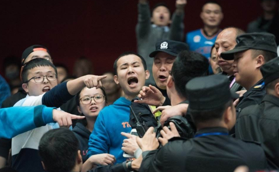  马赛德比战双方球迷爆发冲突  